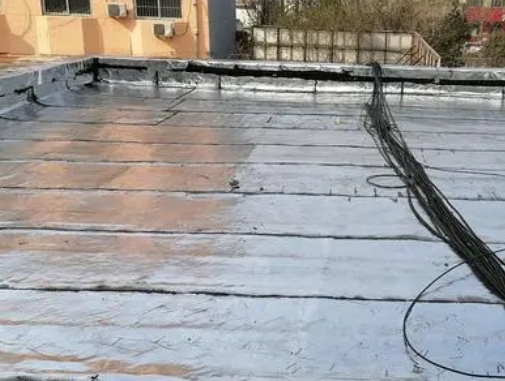 东阳卫生间漏水维修公司分享下东阳屋面楼顶防水刚性防水层施工要点。